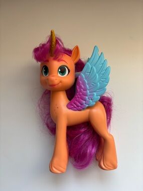 Hasbro Sunny Starscout Alicorn figure from My Little Pony Make Your Mark series